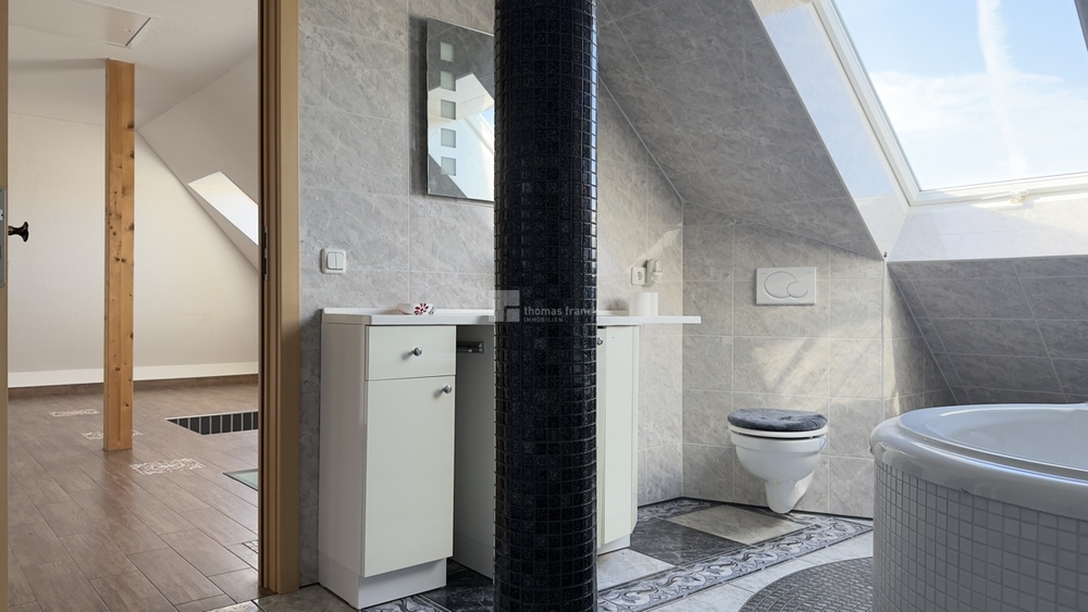 Das grosse Bad mit Wanne und Fenster