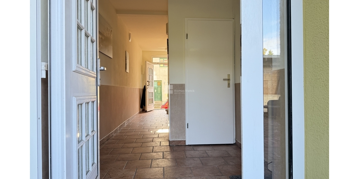 In das Haus vom Hof hinein