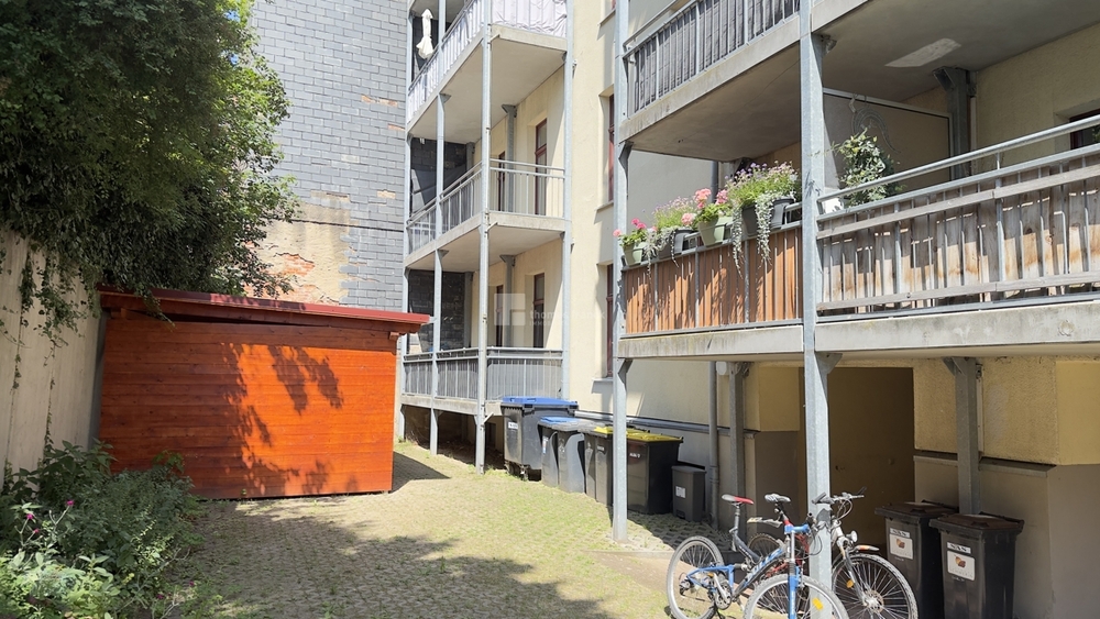 Die Hofseite mit Fahrrad-Carport
