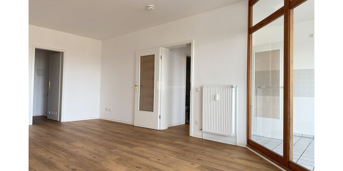 Hinter dem Wohnzimmer mit Stauraum