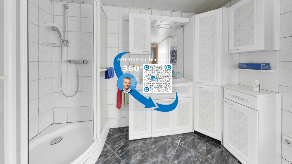 Im Badezimmer mit Dusche 